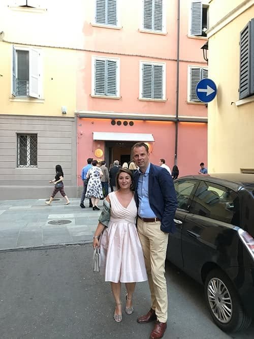 Ema-en-vriend-voor-het-restaurant-in-Italië