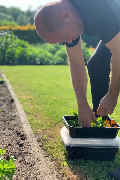Ronald-organiseert-zijn-geplukte-bloemen