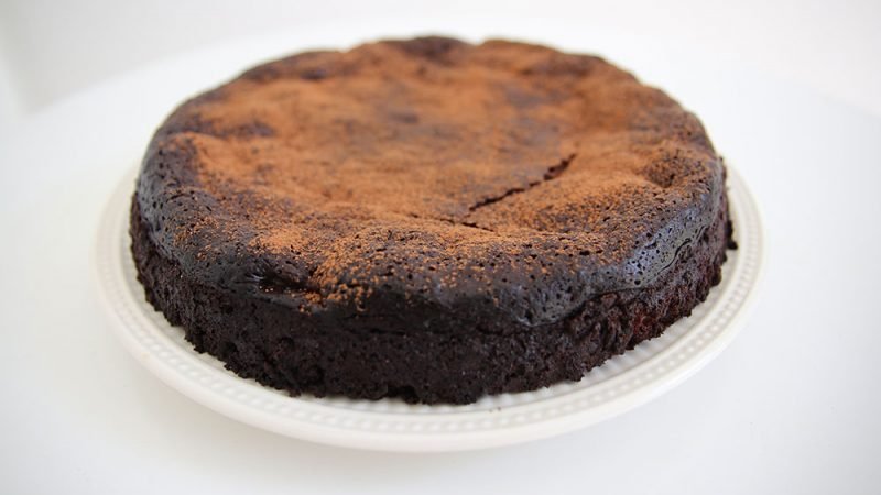 Chocolade fudge taart maken met walnoten