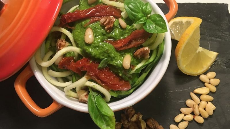 Vegetarische spaghetti van courgette met pestosaus van spinazie