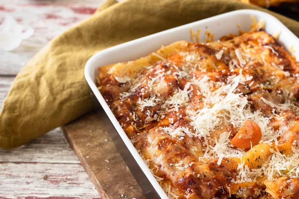 Lasagne eten op verjaardag