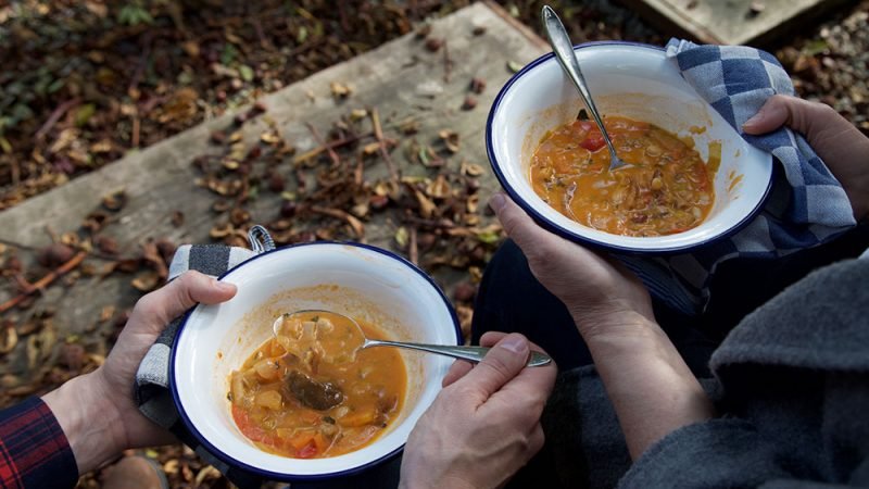 Hongaarse soep met kidneybonen, paprika, tomatensaus en crème fraîche