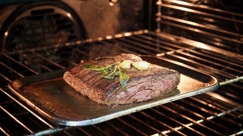 Runderbavette uit de oven met artisjokken en knapperig gebakken aardappels