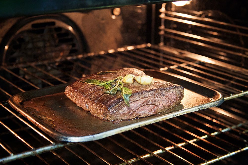 Runderbavette uit de oven met artisjokken en knapperig gebakken aardappels