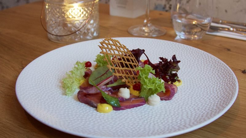 In biet gemarineerde zalm