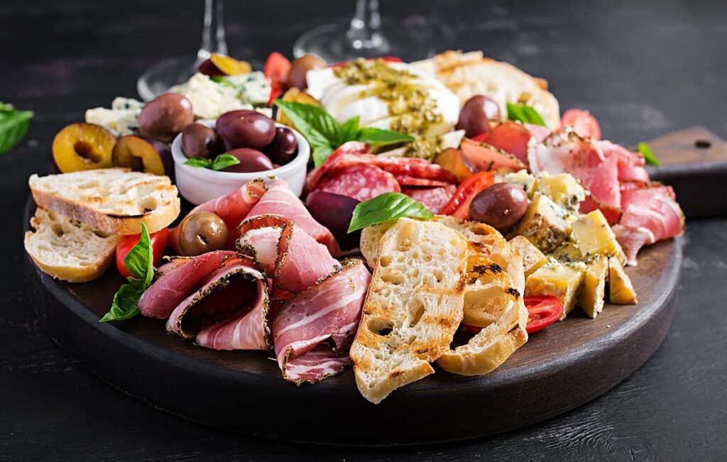 Antipasto-schotel-met-ham-prosciutto-salami-blauwe-kaas-mozzarella-met-pesto-olijven