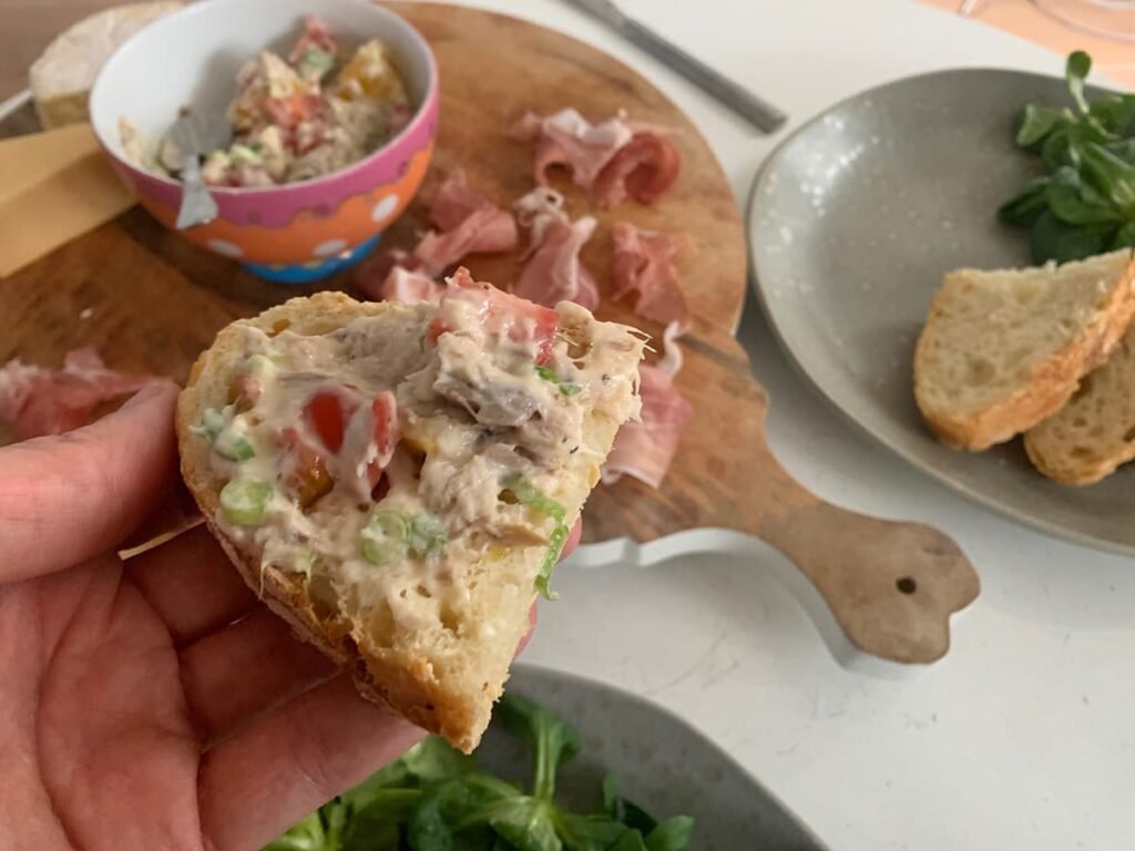 Genieten van zelfgemaakt Dutch oven brood
