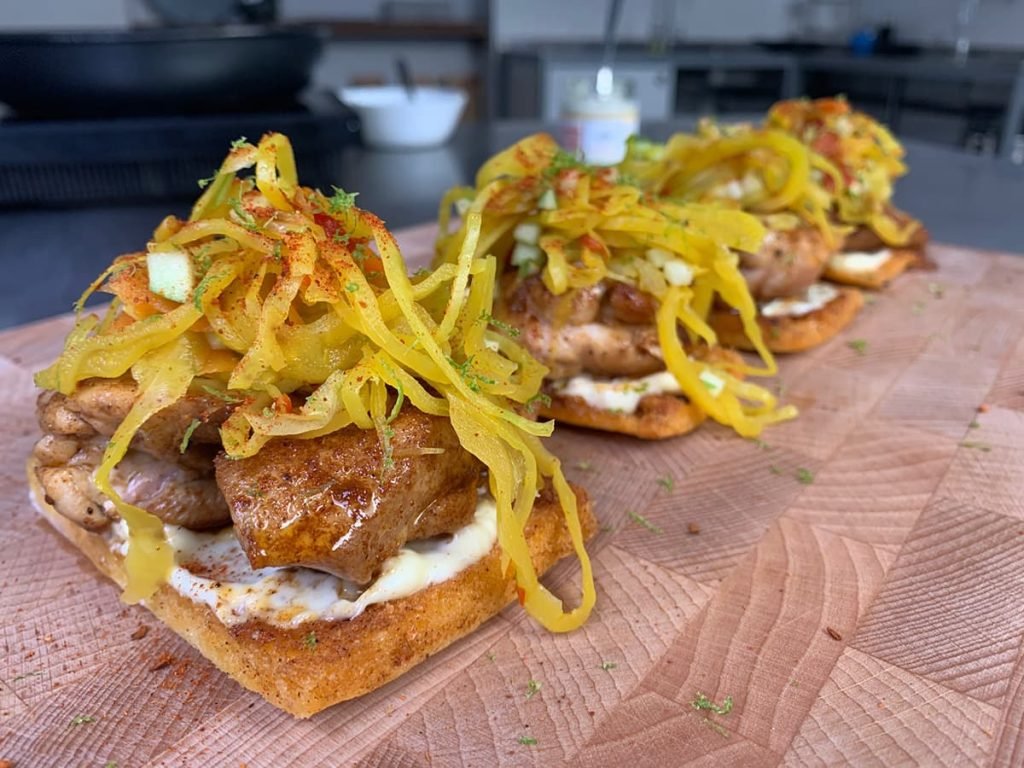 Kippendijen geserveerd op een pitabroodje 