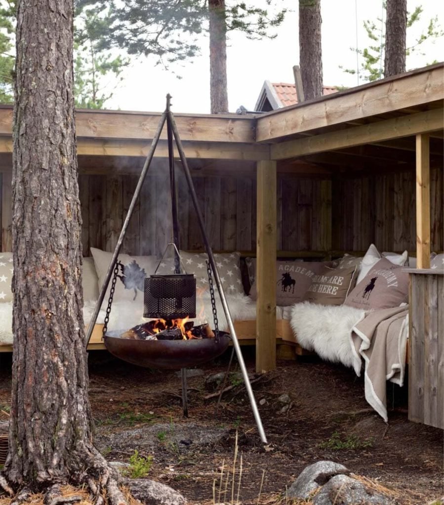 Driepoot buiten kookplaats met afdak