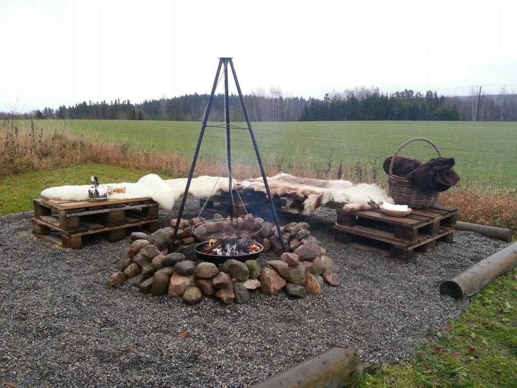 Driepoot buiten kookplaats met vuurpit