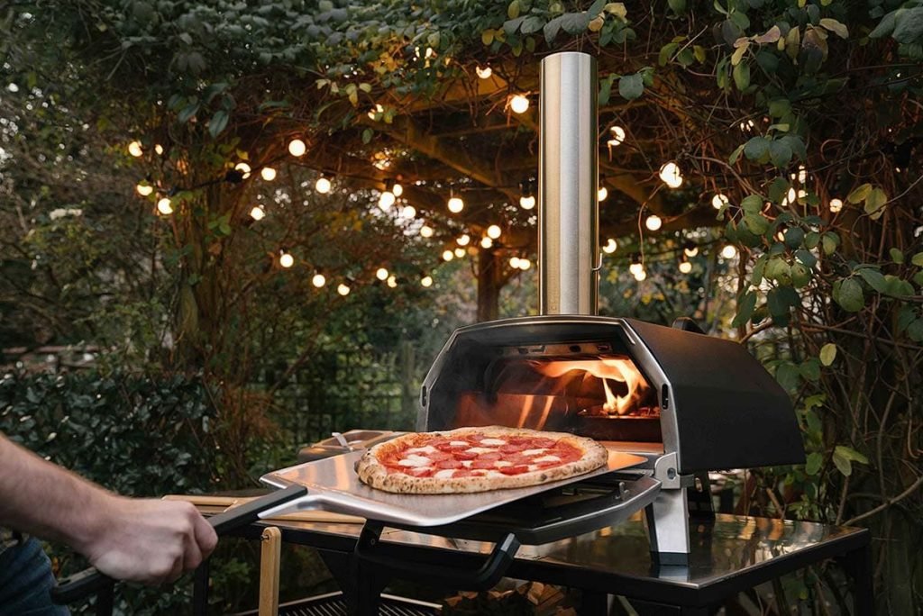 Pizza oven buiten in de tuin