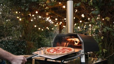 Pizza oven buiten in de tuin
