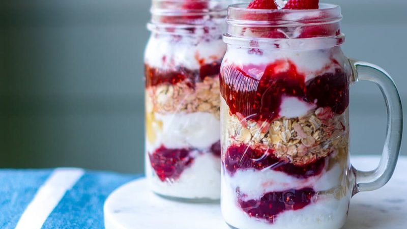Vegan overnight oats met frambozen en kokossnippers