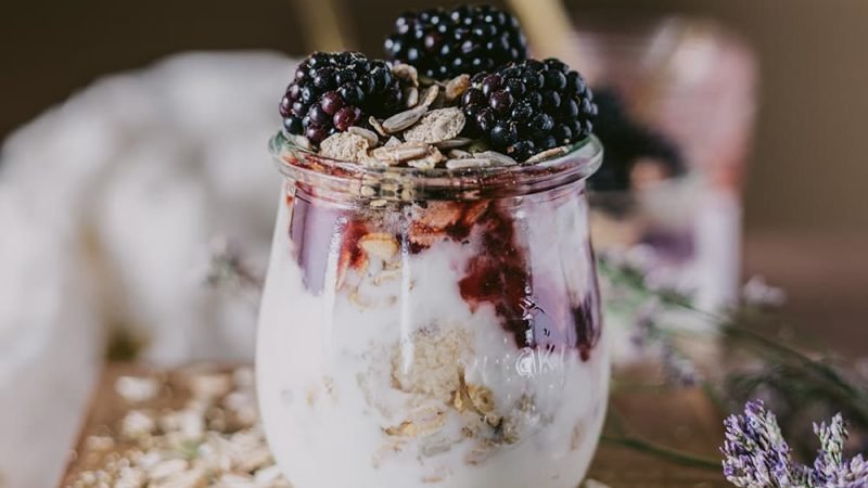 overnight oats met bramen, jam en noten