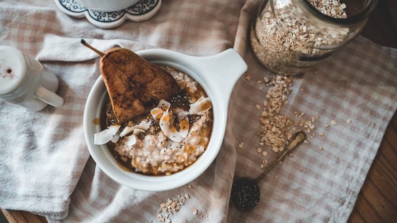Overnight oats met peer en kokos taryn-elliott