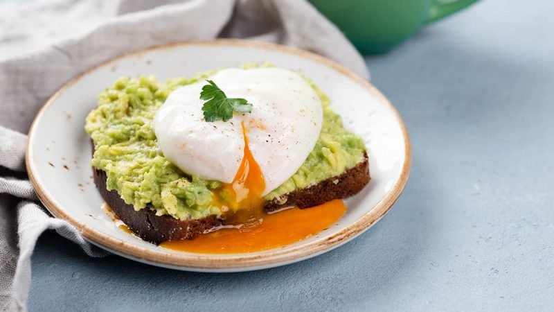 Avocado op toast met een gepocheerd ei bovenop