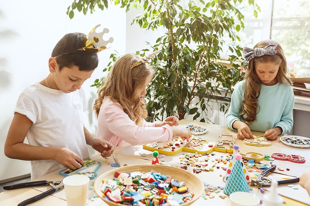 Kinderfeest activiteiten zoals decoreren en knutselen