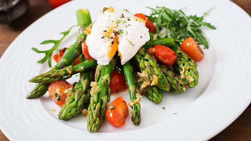 salad met asperges tomaatjes en gepocheerd ei