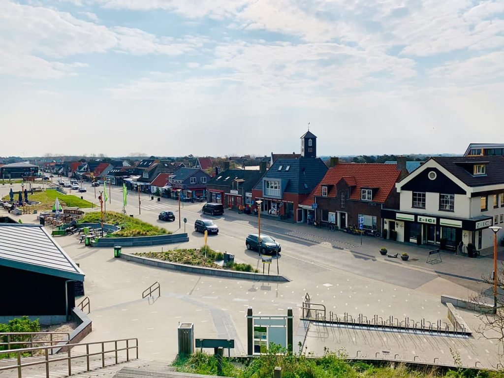 Callantsoog centrum badplaats dorpsplein vanaf de duinen
