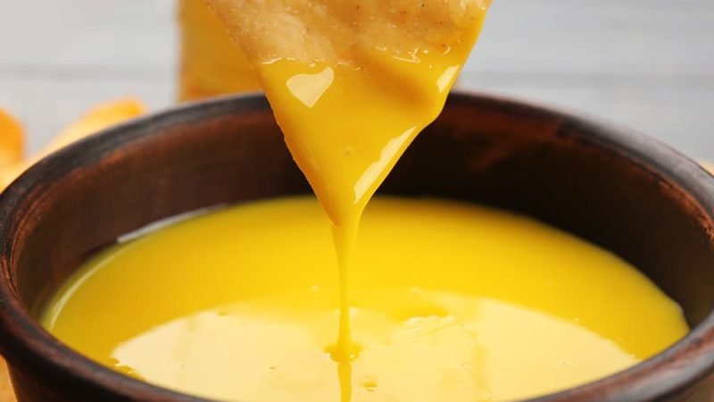 Makkelijke cheddar kaassaus voor nachos
