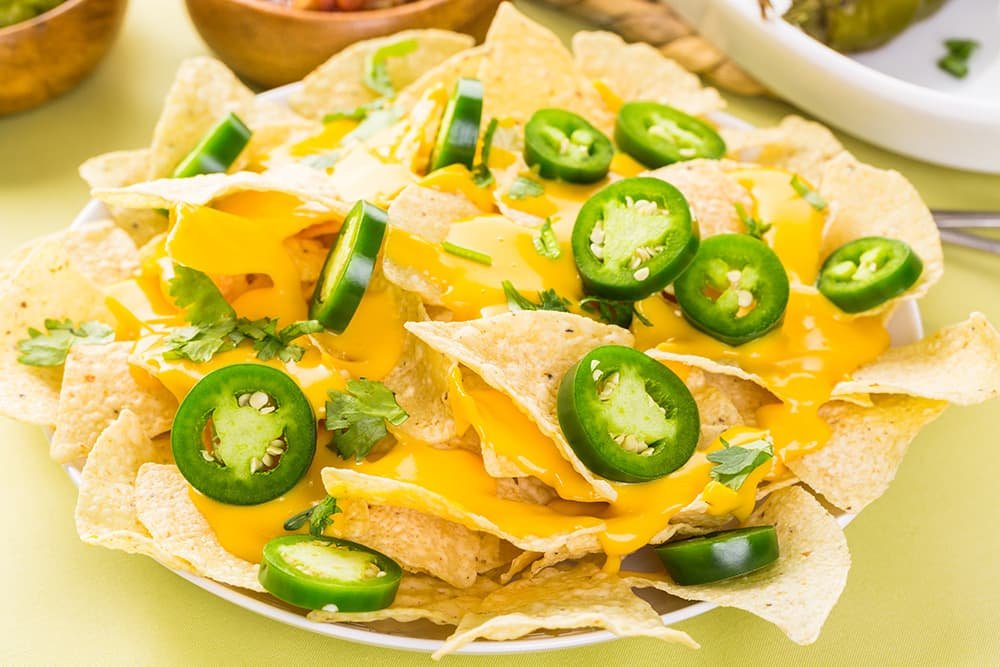 Nachos met kaas en jalapeno pepers