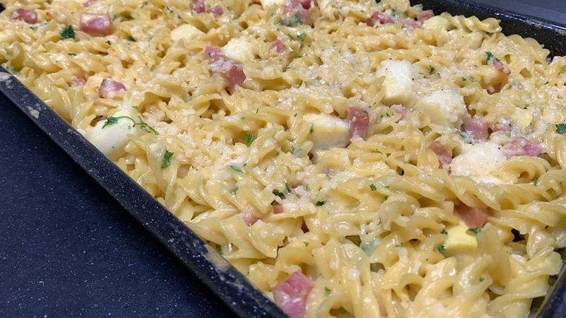 Asperge pastaschotel met ham ei peper kaas en peterselie