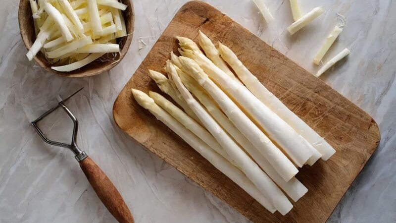 Witte geschilde asperges