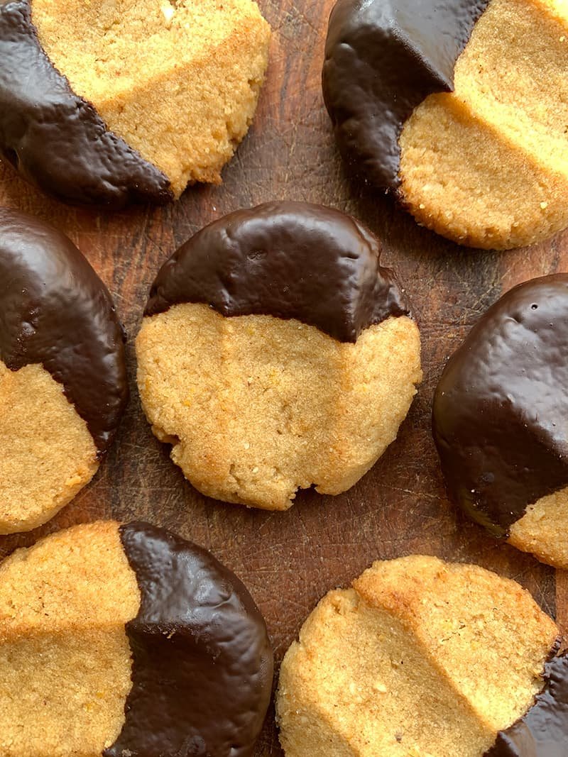 Gezonde koekjes bakken en dippen in pure chocolade