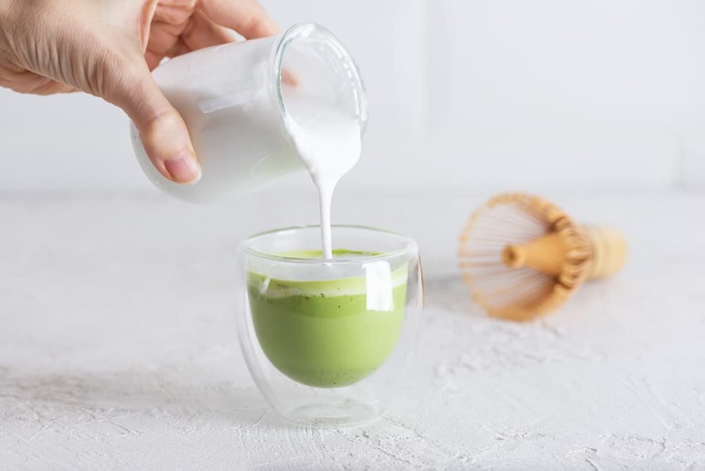 Matcha latte maken