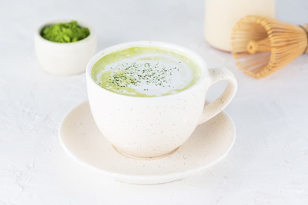 Matcha latte met geklopte melk