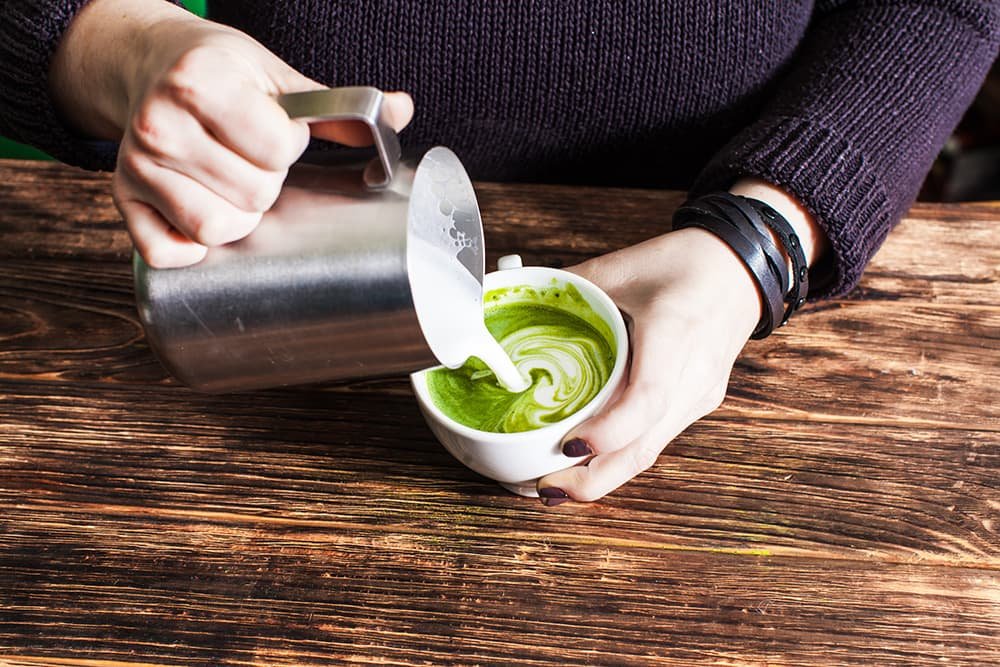 Melkschuim toevoegen aan de matcha