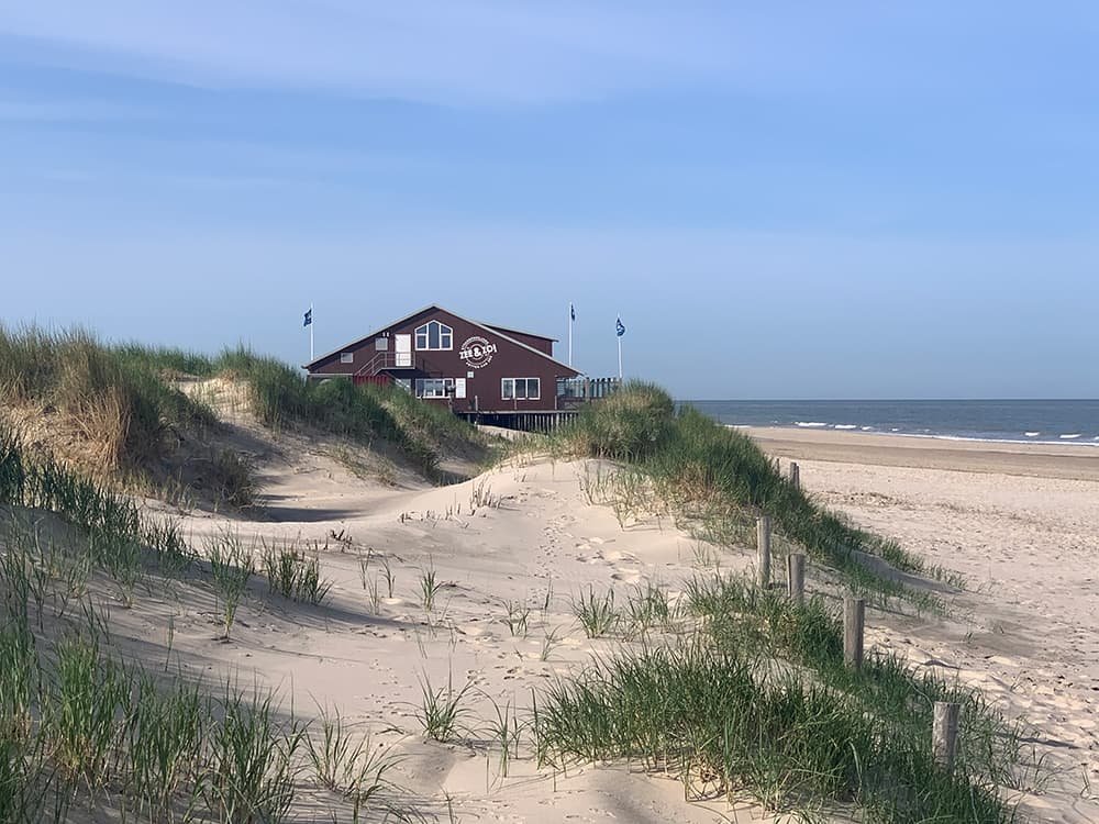 Strandpaviljoen Zee en Zo tussen de duinen