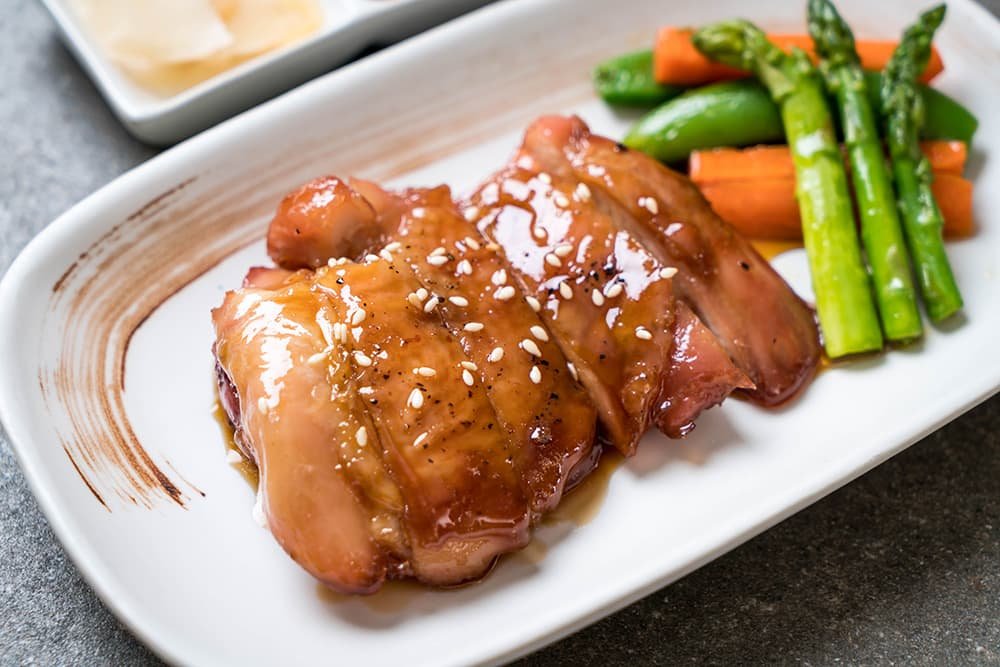 teriyaki saus met gebakken kip