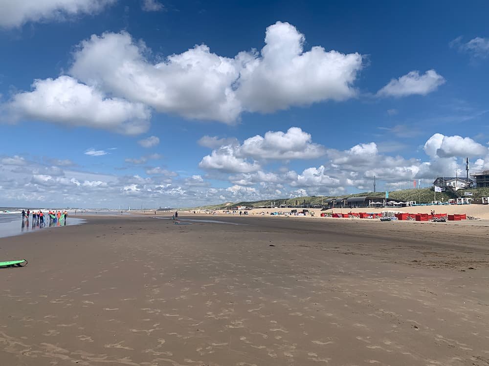 Activiteiten aan een breed strand