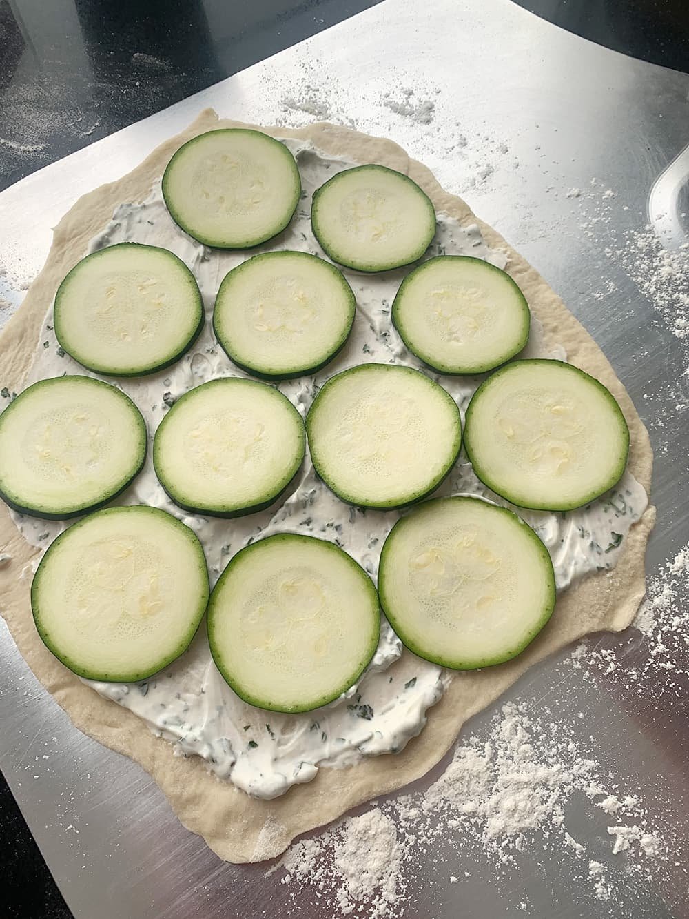 Deeg beleggen met zure room en courgette