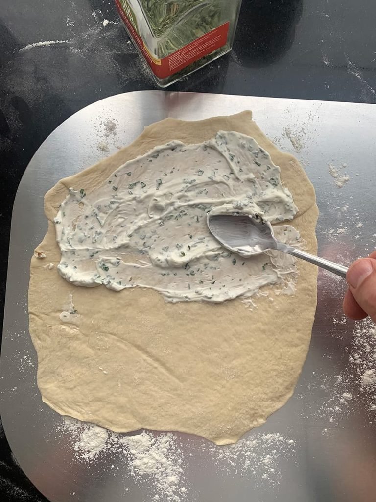 Flammkuchen deeg beleggen met zure room