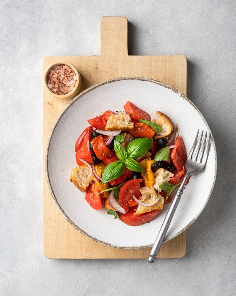 Italiaanse panzanella salade