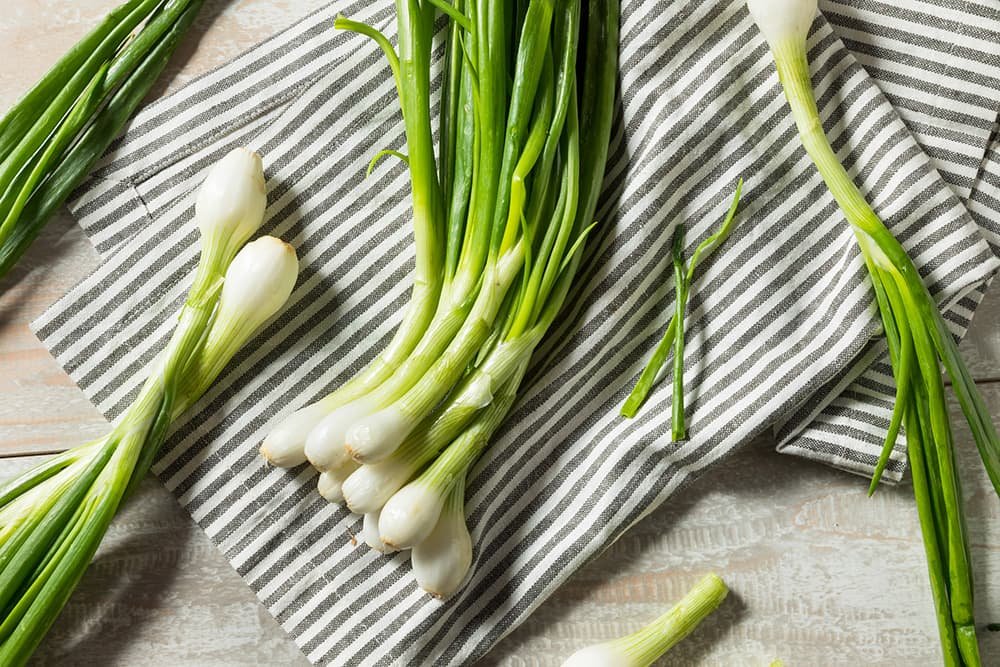 Bosui ook wel lente-ui genoemd is een groente dat veel als garnering wordt gebruikt