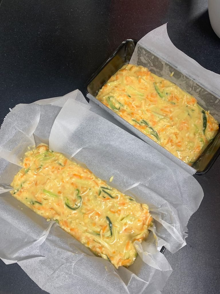 Hartig kaasbrood beslag in de cakeblik