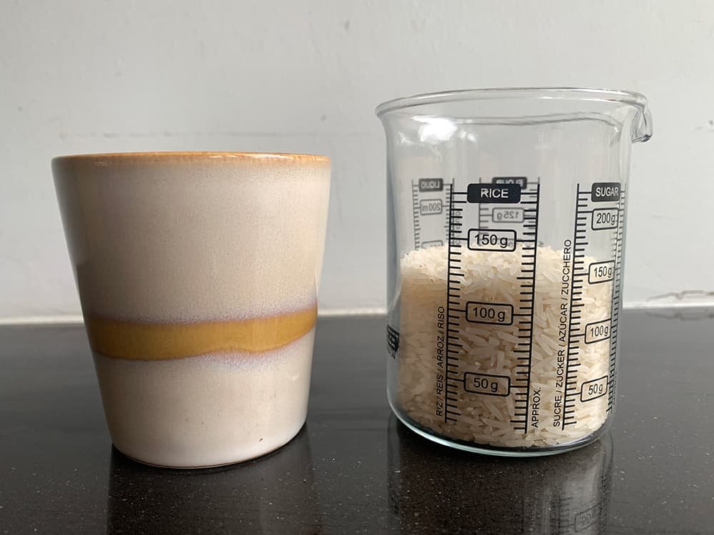 Koffiekopje rijst afmeten