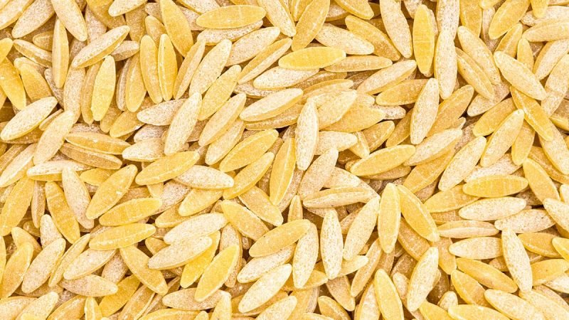 Ongekookte orzo risoni pasta