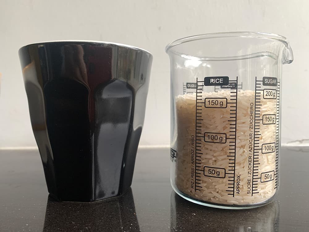 Rijst afmeten in een maatbeker