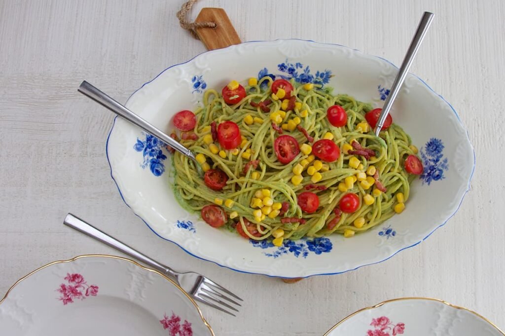 Avocado pastasaus met spekjes, mais en tomaatjes