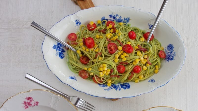 Avocado pastasaus met spekjes, mais en tomaatjes