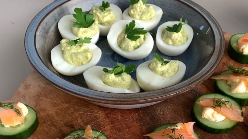 Gevulde eieren met avocado vulling