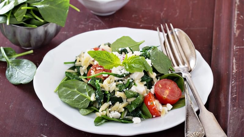 Griekse orzo salade met spinazie en feta