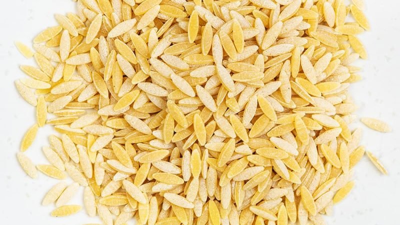 Ongekookte orzo pasta