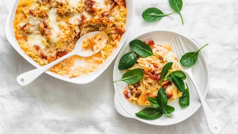 Ovenschotel met orzo, tomaten, Pecorino en mozzarella