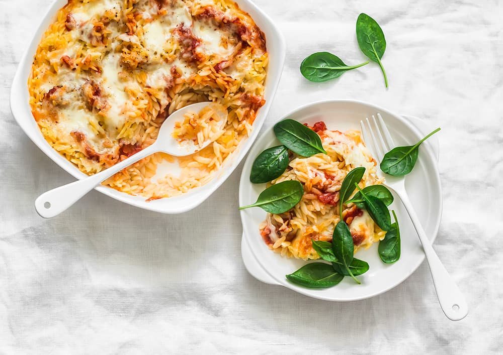 Ovenschotel met orzo, tomaten, Pecorino en mozzarella