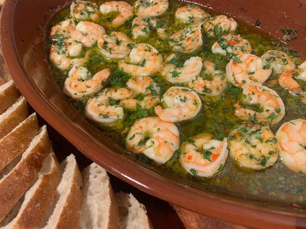 Pittige garnalen in olie, knoflook en rode pepers